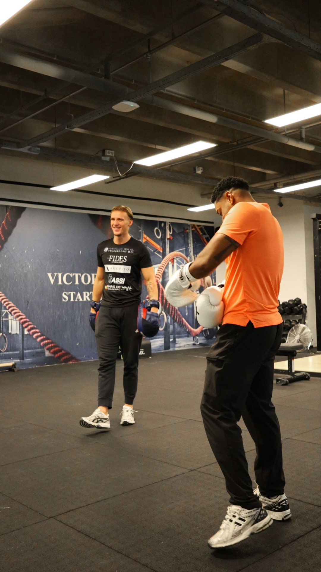 Mischa Nielsen lacht tijdens een persoonlijke training met een klant
